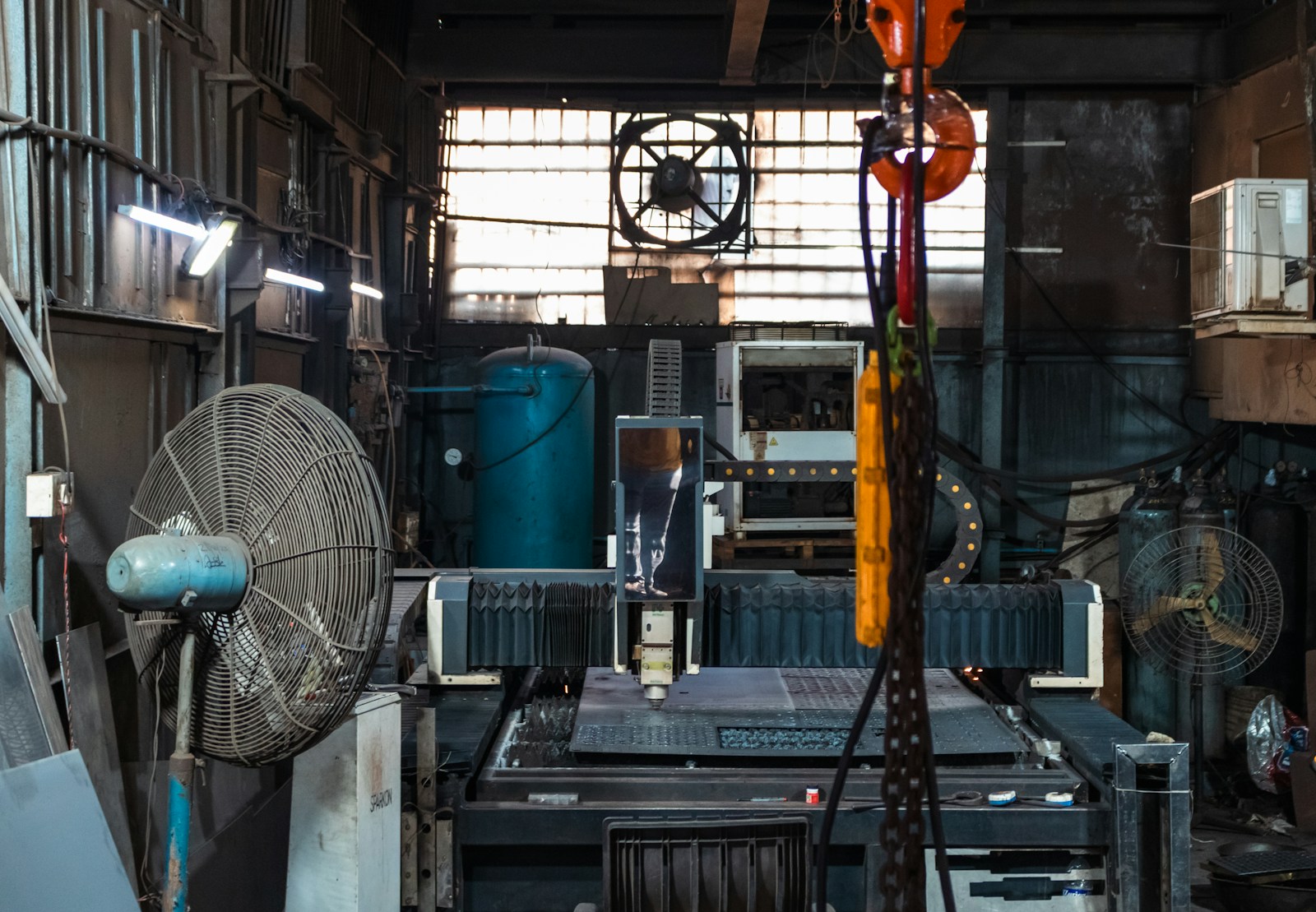 Fotografia ilustrativa de uma oficina industrial com equipamentos de fabricação